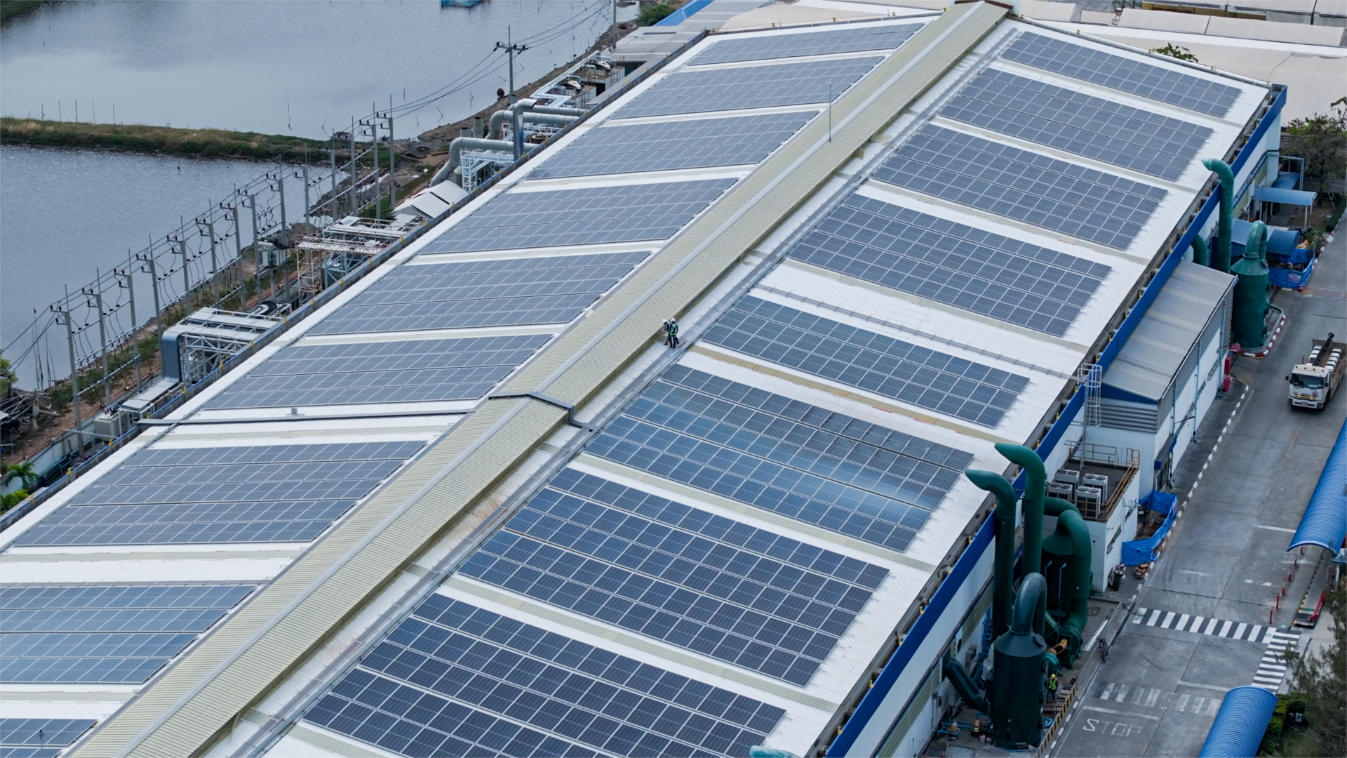 ตัวอย่างงานติดตั้ง solar pv บนหลังคาโรงงานจาก powervault